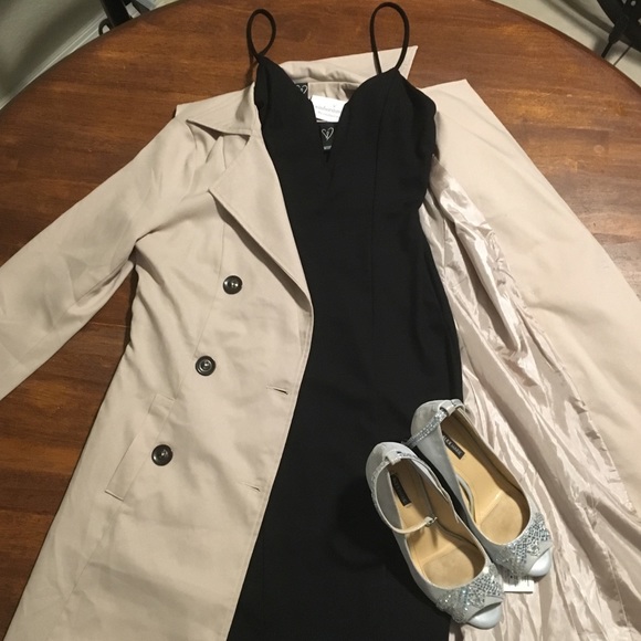 CLEARANCE! 🤩 Windsor Long Black Dress 🖤 - Picture 3 of 6